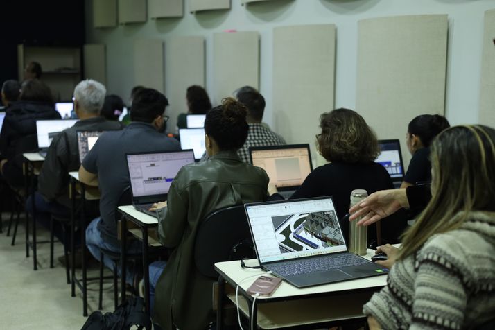 Alunos modelando no Revit durante aula prática do Revit Express