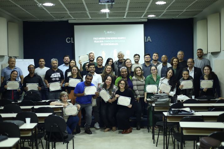 Turma reunida na entrega dos certificados do Revit Express